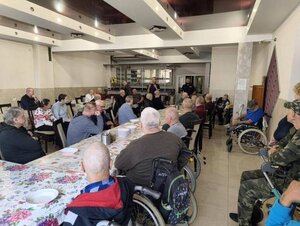 Policjanci i Seniorzy podczas pogadanki.