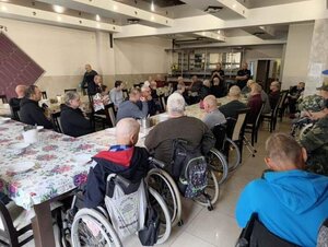 Policjanci i Seniorzy podczas pogadanki.