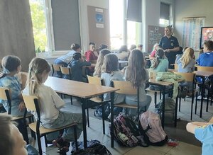 Policjantka i uczniowie podczas prelekcji.