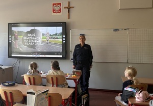 Policjanci i uczniowie podczas "Niebieskiego Tygodnia" w Szkole w Dąbrowie Chełmińskiej.