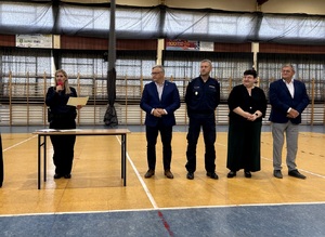 Policjanci i uczniowie podczas "Niebieskiego Tygodnia" w Szkole w Dąbrowie Chełmińskiej.