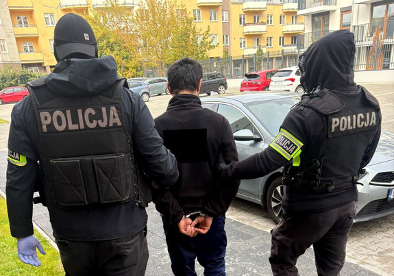 policjanci prowadzą zatrzymanego