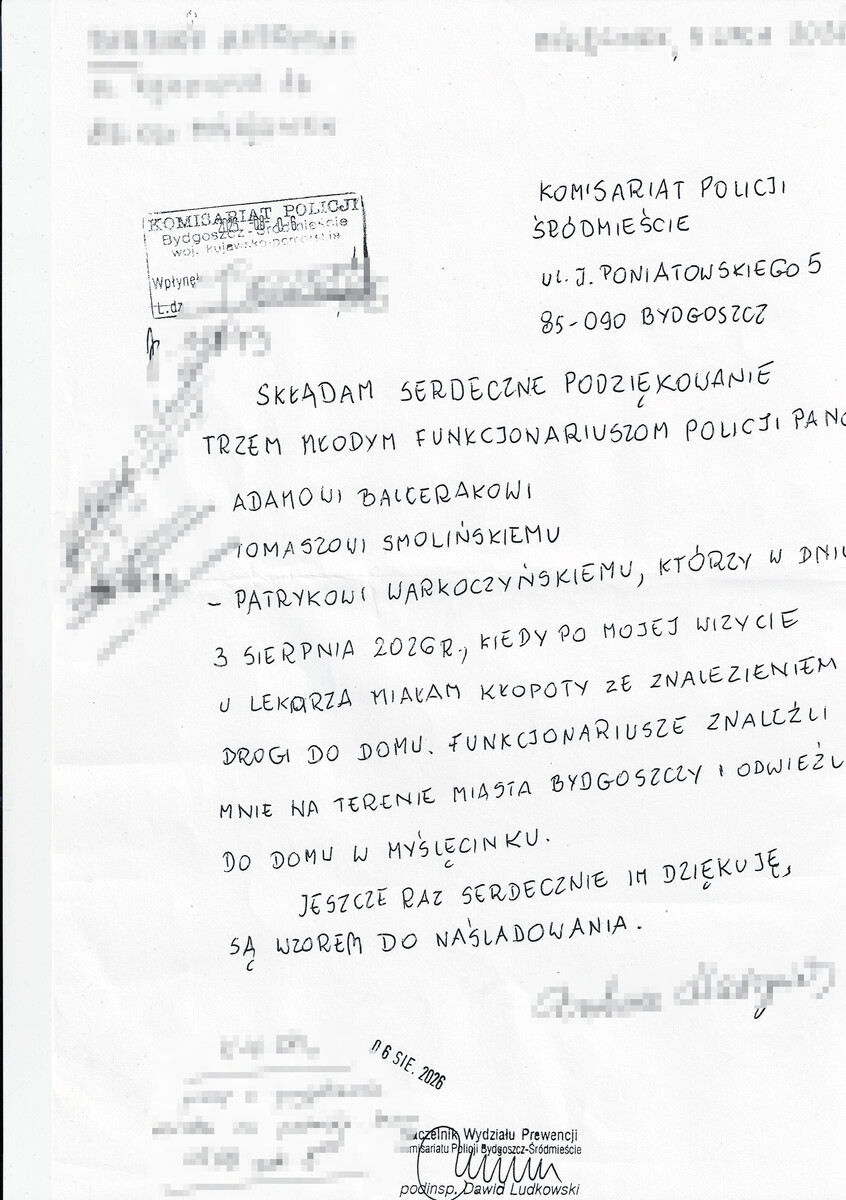 Policjanci z bydgoskiego Śródmieścia pomogli seniorce trafić do domu