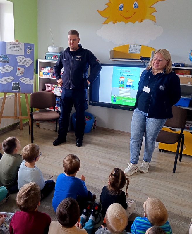 Policja Bydgoszcz prowadzi zajęcia „Bezpieczna droga” w przedszkolu „Serduszko”