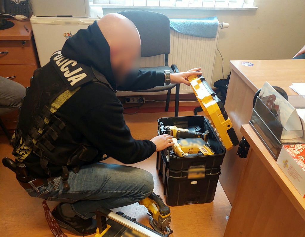 Bydgoszcz: Policja zatrzymała sprawcę kradzieży i poszukiwanego skazanego