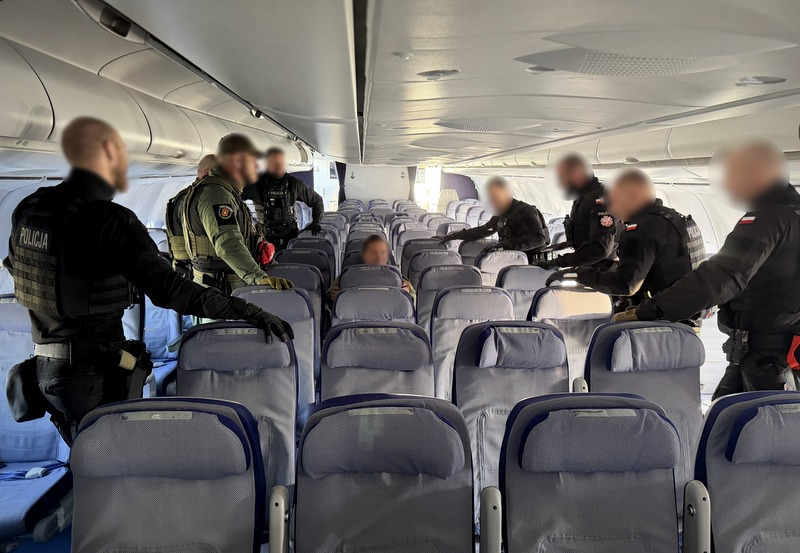 Policjanci doskonalili taktykę reagowania na zagrożenia na pokładzie samolotu